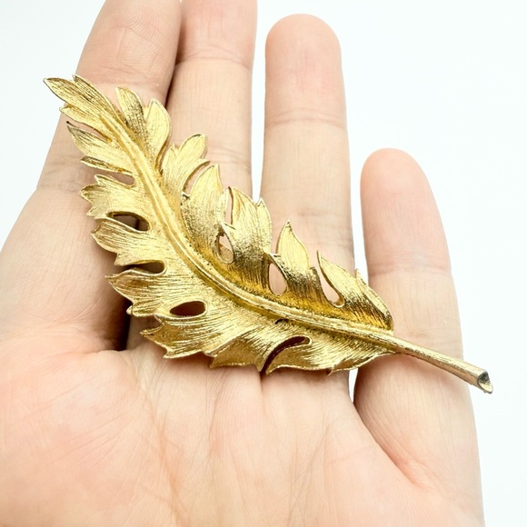 Vintage Signed CORO 1961 Goldtone Textured LEAF Pin Brooch - Picture 1 of 7